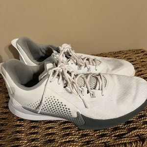 Nike Kobe White Grey Basketball Shoes Men's Size 9.5. Shoe shows wear.
